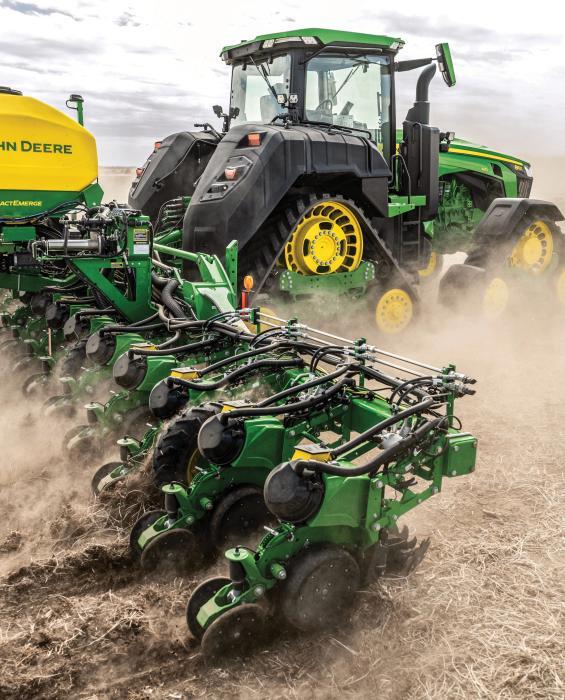 John Deere rupstractor met ExactEmerge-zaaimachine aan het zaaien op het veld