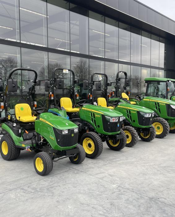 Rij compacttractoren opgesteld voor de toonzaal
