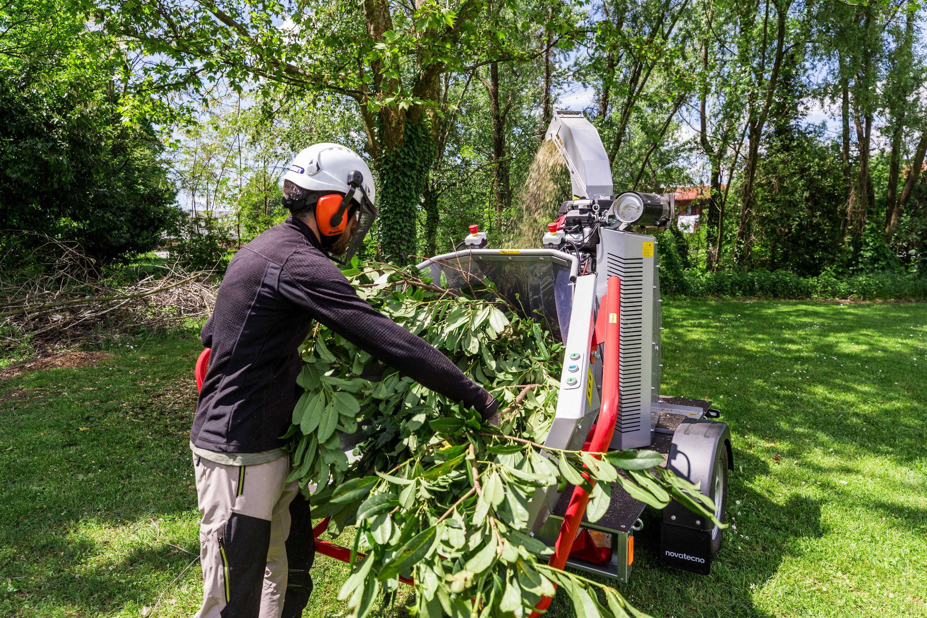 Novatecno houtversnipperaar verwerkt snoeihout tot houtsnippers