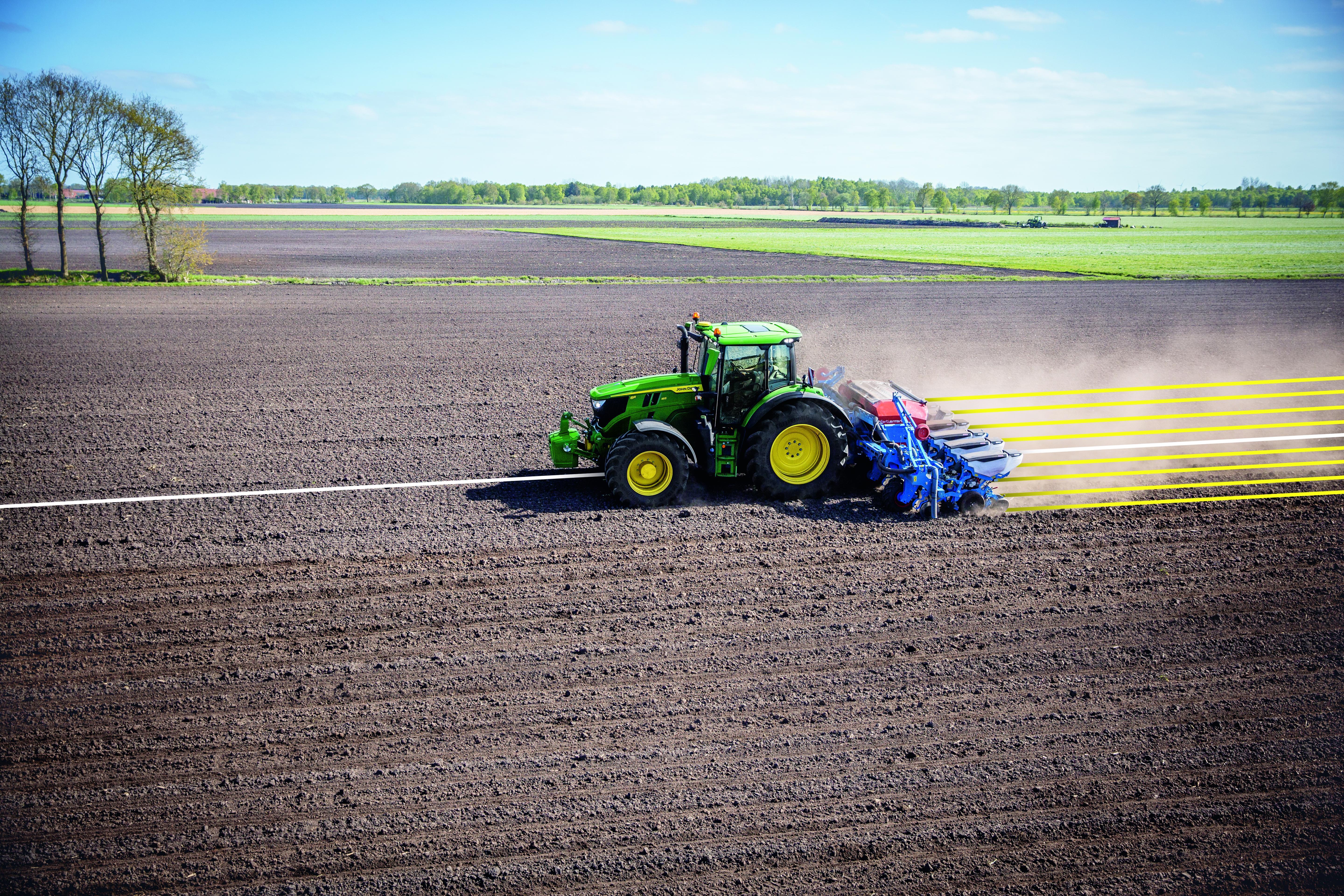 John Deere 6R-tractor zaait met GPS-gestuurde precisielandbouw op een akker